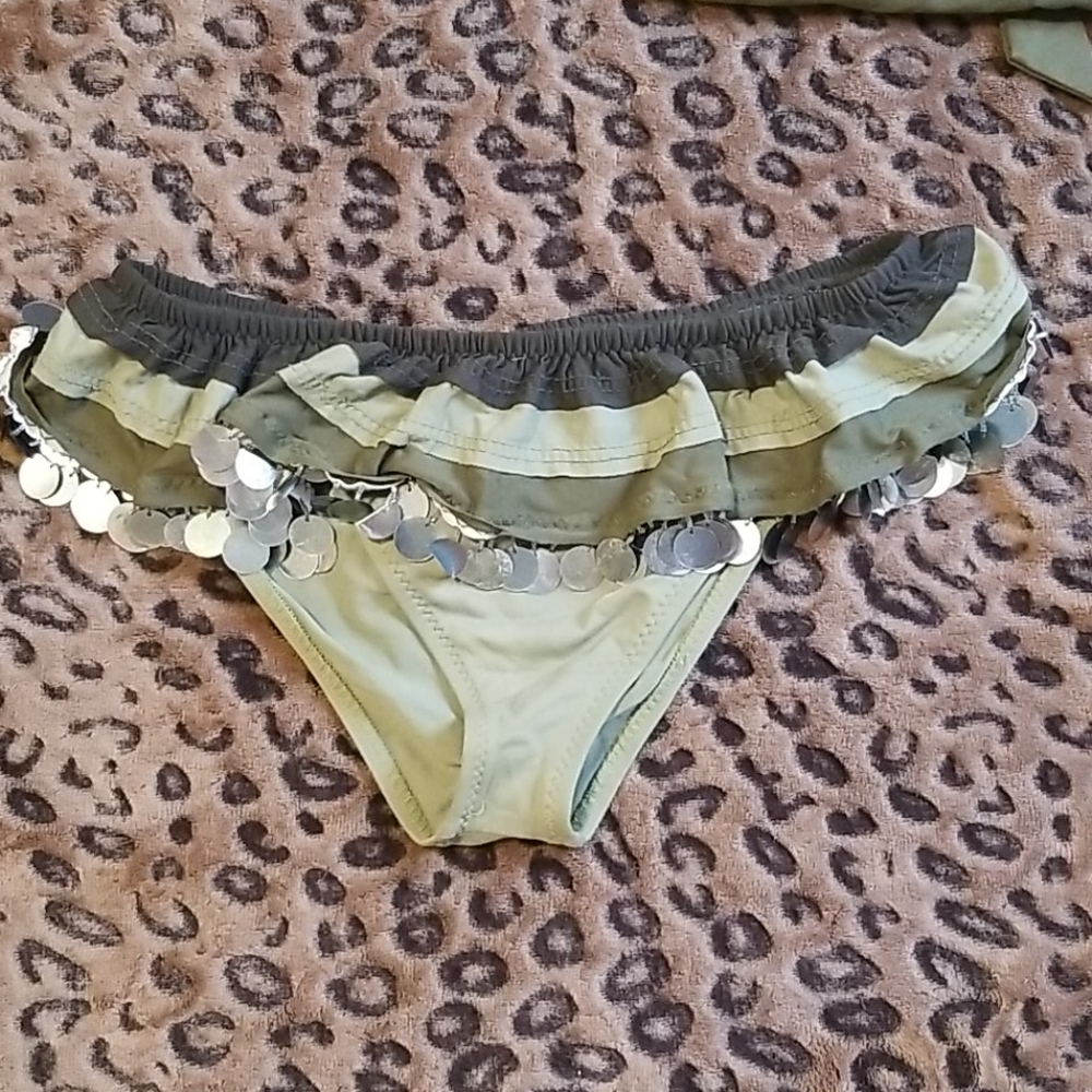 Green bikini - Picture 4 of 9